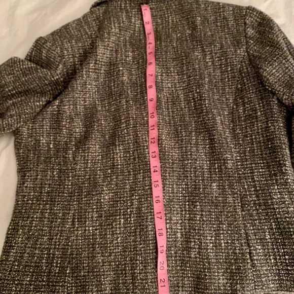 Coldwater Creek size 10 petite gray blazer. 2 front snap buttons. Tweed. - Picture 13 of 13